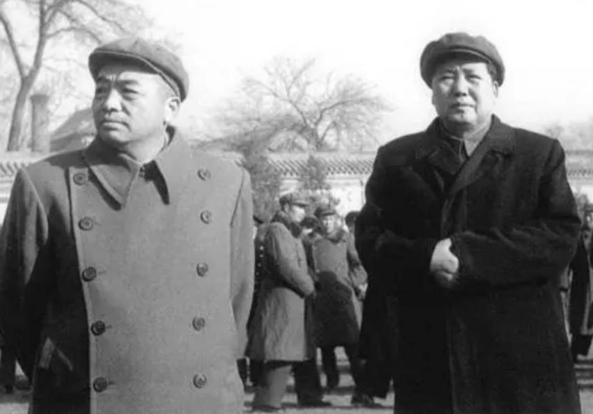 彭德怀出国非要带陈赓，毛主席询问原因，答案逗得主席哈哈大笑。
新中国成立后，彭老