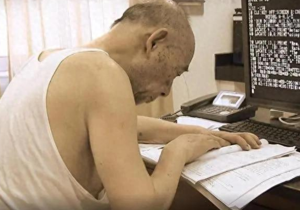 中国导弹为什么如此精准？全靠这位身穿5块钱背心的老人！他曾用18月就破解了“钱学