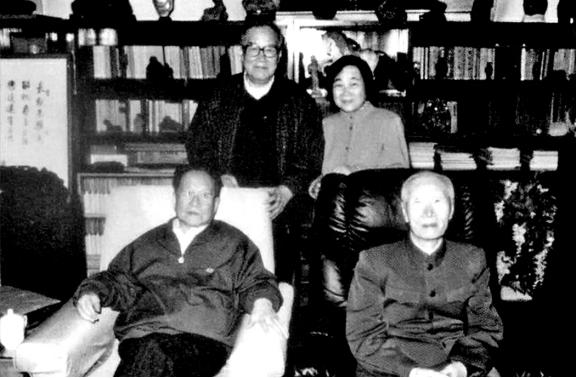1973年，原国防科委副主任万毅中将回京养病，住在了女儿家中。有邻居议论：“他怎