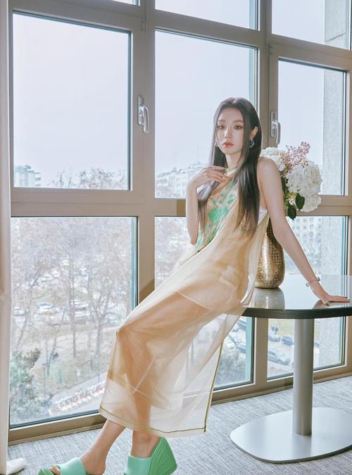 宋雨琦，性感小野猫的酷辣之路！
出生于北京。
高中就读于北京101中学，理科实验