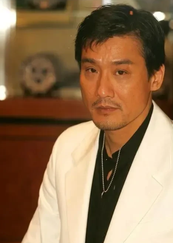 影帝梁家辉说：1982年我回大陆拍戏，结果被台湾省的“自由工会”封杀，那边不允许