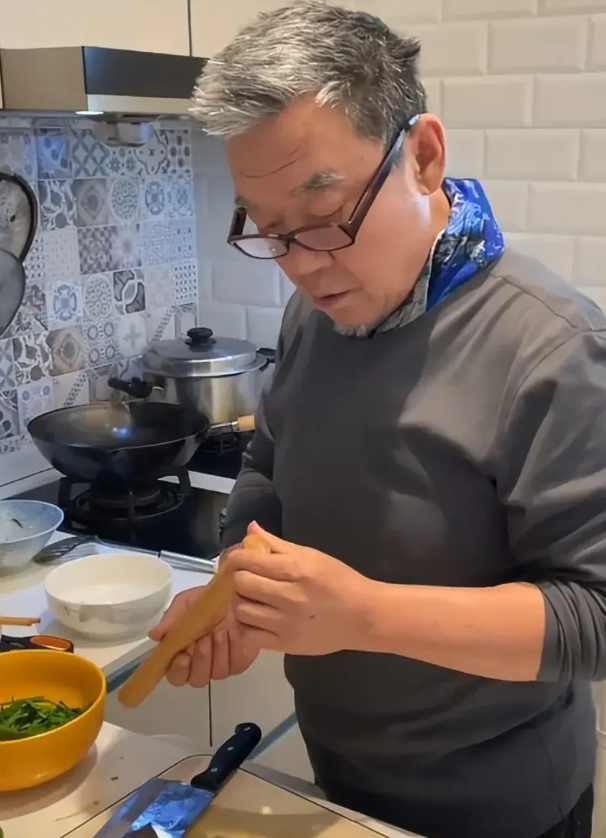 台湾著名演员李立群，在上海有一套房子，拍戏时就住在上海的房子里，后来李立群将上海