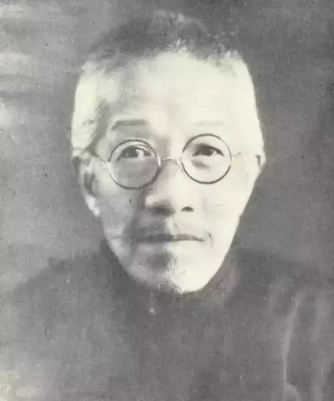 1931年，62岁章太炎穷得连2块钱的烟都买不起。杜月笙掏出1000大洋，想请他