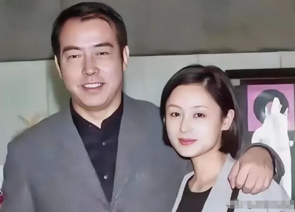 年轻时的陈凯歌和陈红真是帅男配美女，陈红清新脱俗，如花似玉，难怪陈凯歌会放弃相恋