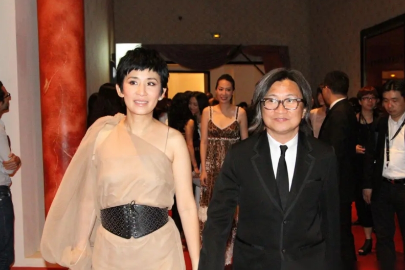 娱乐圈有四对夫妻，婚姻观可以说是另类！

1、李荣浩+杨丞琳
相隔两地，疫情期间