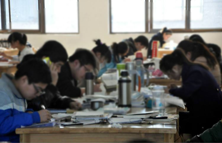 普通人家的孩子，最好的出路是读书，参加高考进入大学。这条路目标性最强，且花费的成