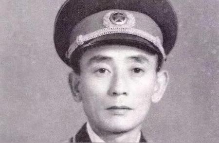 1953 年一位军长回乡时，多年不见的妹妹前来看望，到了饭点，妹妹提出想跟哥哥一