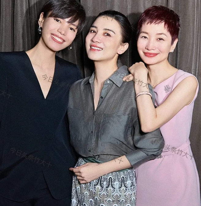 天啊！有说宋佳是顶流美女的，但这次可输了，两边的美女气质不是一般的好，右边的知性