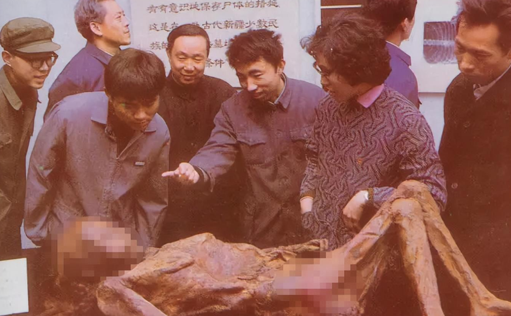 1994年，湖北荆门的一座古墓被盗，专家在其中发现了一具女尸，出人意料的是，看到