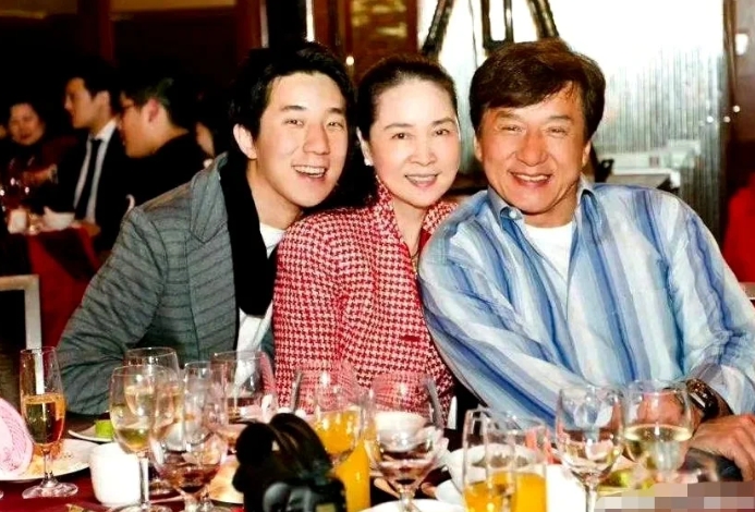 林凤娇与成龙的感情故事充满了波折