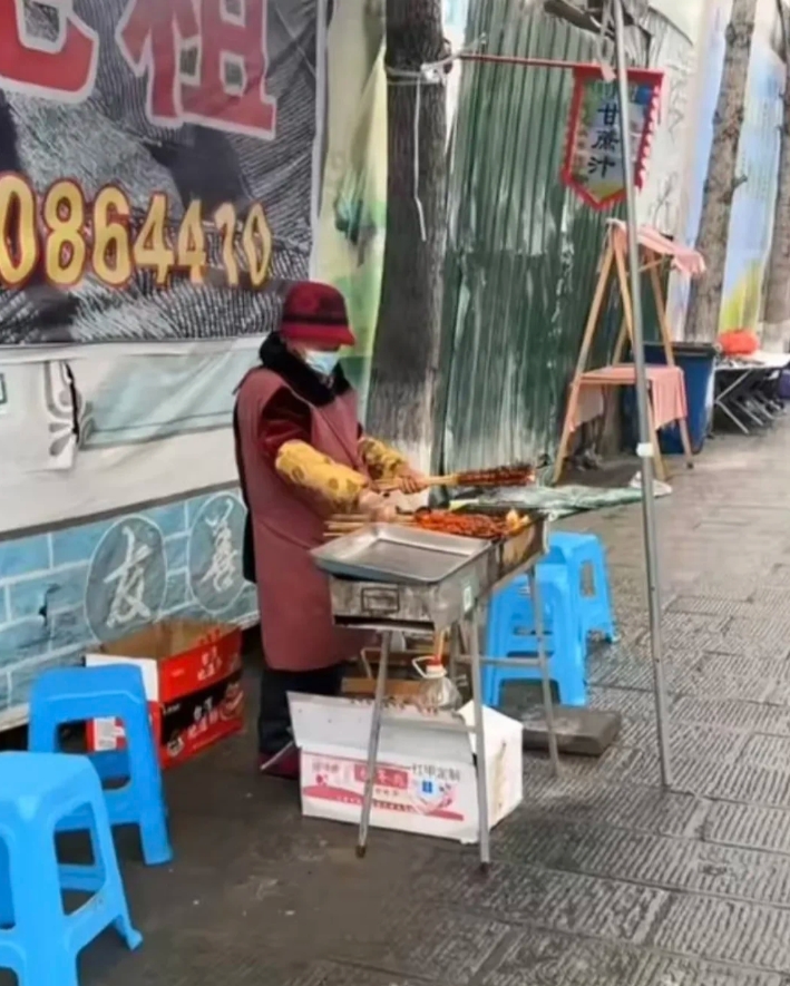 奶奶成功暴露了商业机密，人家大大方方的告诉你这是鸭肉了，比骗子强多了
