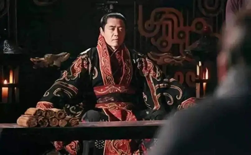 “嗖”的一声，正跟着汉武帝打猎的李敢应声坠马，还没看见凶手是谁，便断了气。汉武帝