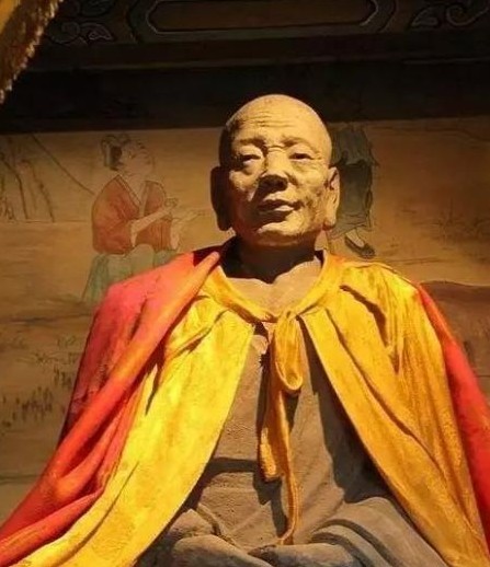 在1996年，一个偶然的瞬间揭开了山西绵山一个古老寺庙中的重大秘密。当时，一位名