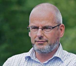 荷兰政治家阿诺.范:多恩：

“五个月内，以色列成为世界上最令人憎恨的国家，拥有