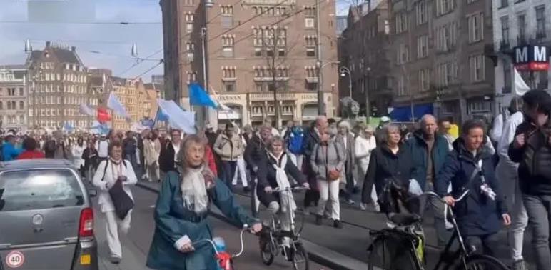 荷兰民众反对援乌。4月1日，几千名民众在阿姆斯特丹街头举行抗议。他们要求停止对乌