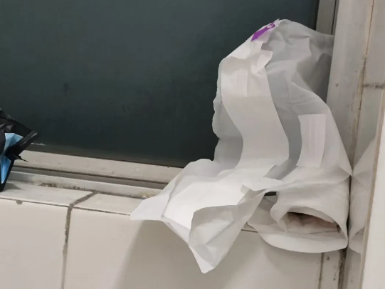 我那“低脂舍友”（就这么叫她吧）真的太让人无奈了。每次来大姨妈，她用完的姨妈巾都