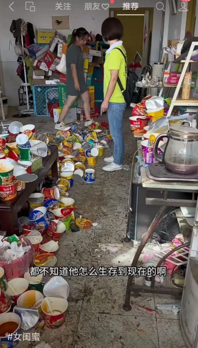 租房能住成这样也是天花板了。
两个年轻女孩租了这套单元房，看到这个画面，就会想到