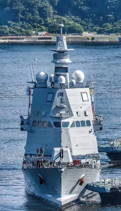 史上最昂贵最豪华巡逻舰诞生了！

印尼海军最新入列了一艘大型巡逻舰。这艘 “迪·