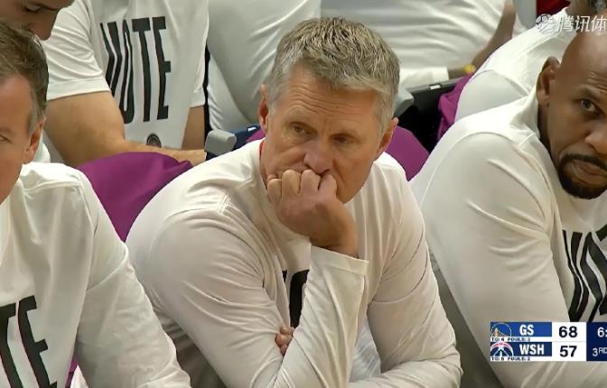 勇士打奇才，教练席上的科尔显得是多么的无聊。
没办法，首发强也就算了，替补还这么