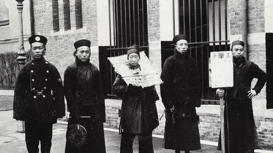 晚清老照片：青楼女子长得很漂亮，清军名将身穿铠甲尽显威风