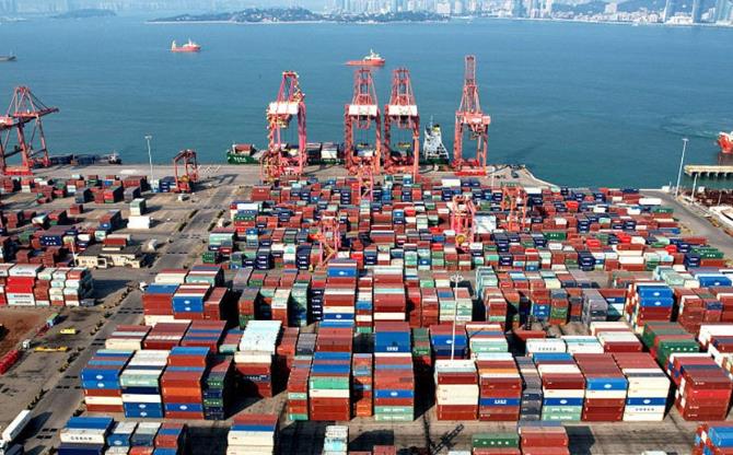 【美国商人要买一年的货！企业打爆中国供应商电话，老百姓囤日用品】美国大选日当天晚