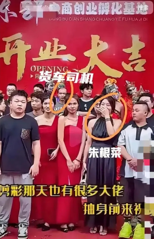 这两位应该是忘记了互联网是有记忆的。
当初两人一起同框合影做活动，现在又装作陌生