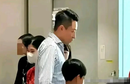 时间:2月20日
地点:台北儿童医院
事件:汪小菲和马筱梅带孩子看病

汪小菲这