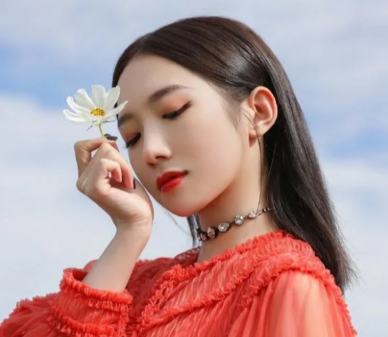 孟美岐：音乐与演技并存的璀璨之星