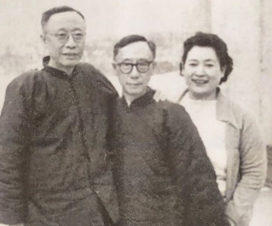 1926年，22岁唐怡莹背着丈夫溥杰，与张学良在家中翻云覆雨。而溥杰明知真相，却