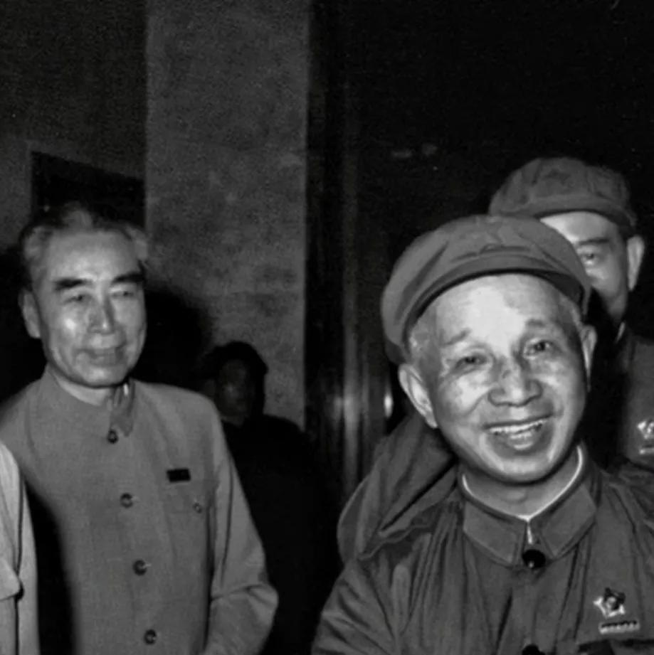 上世纪七十年代，一张珍贵照片定格下温暖瞬间，画面中，粟裕将军与周总理同框，离镜头