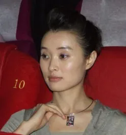 53岁的吴越凭借出色演技再次获得关注，她的精湛表现被赞誉为狠狠打了曾与她有情感纠