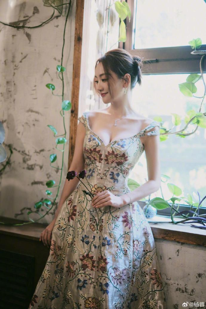 身材那么好，颜值那么高，演技也不错，却偏偏一直是“万年女二”，导演真没眼光啊！ 
