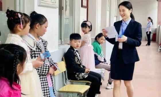 教师社会地位演变：
新中国成立那会儿，50年代的老师们，那可是响当当的人物，虽然