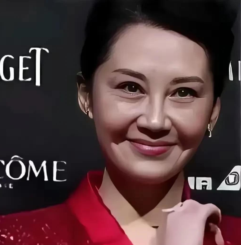 看看许晴整容后的样貌，你会对整容慎重许多，她请的整容医生比绝大多数人能找到的医生