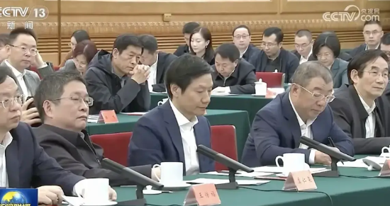 任正非年龄大了，科技企业界的带头人以后应该就是雷军或者马化腾了，因为他俩都是50