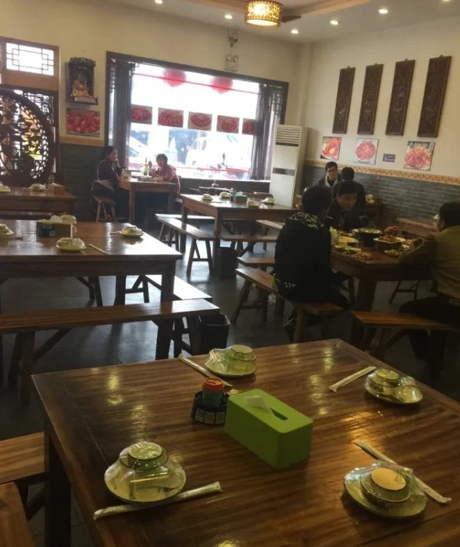 现在这年月，饭店真难做啊！就顶了一个老板名声好听点，其实就是给房东和厨师打工，算