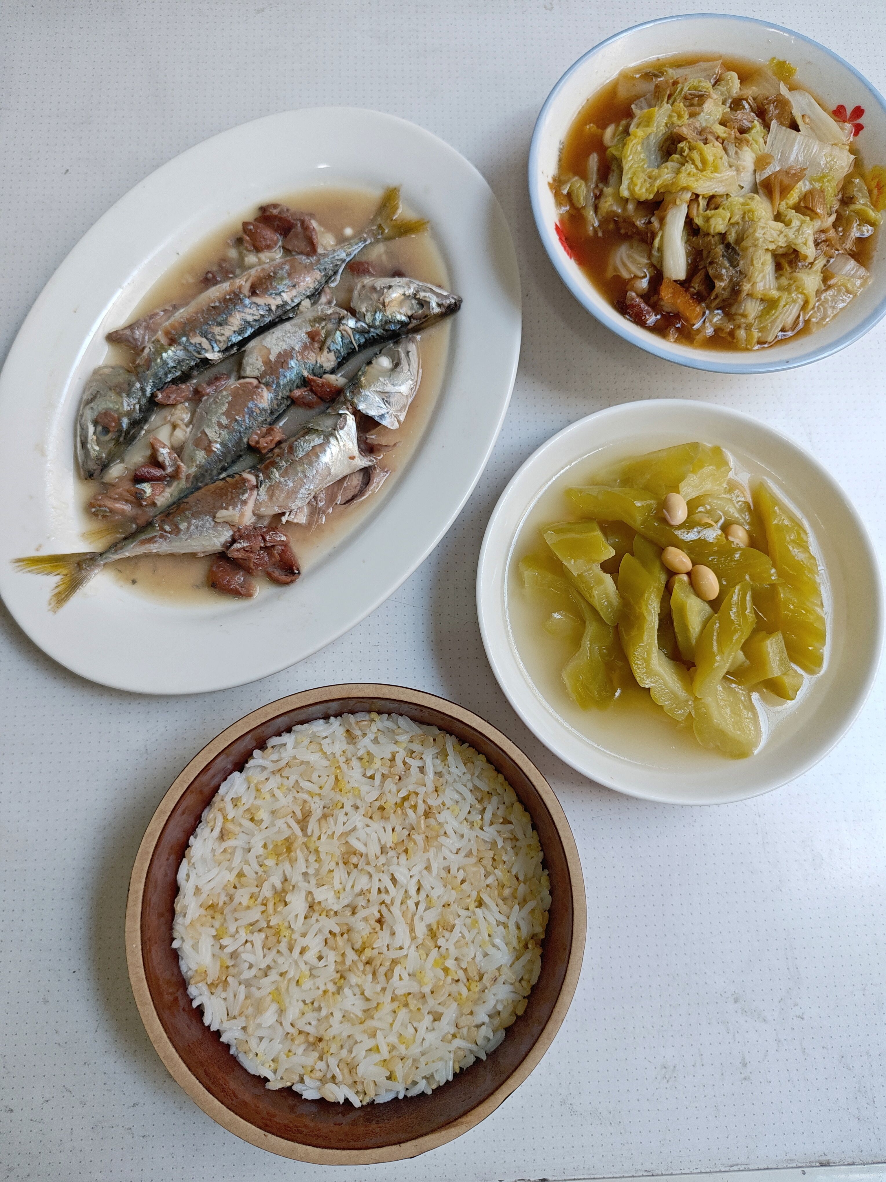 晚餐：咸黄皮酱煮花仙鱼（日本鲐），肉汤黄豆煮苦瓜，梅菜猪肉煮白菜。

日本鲐粤语