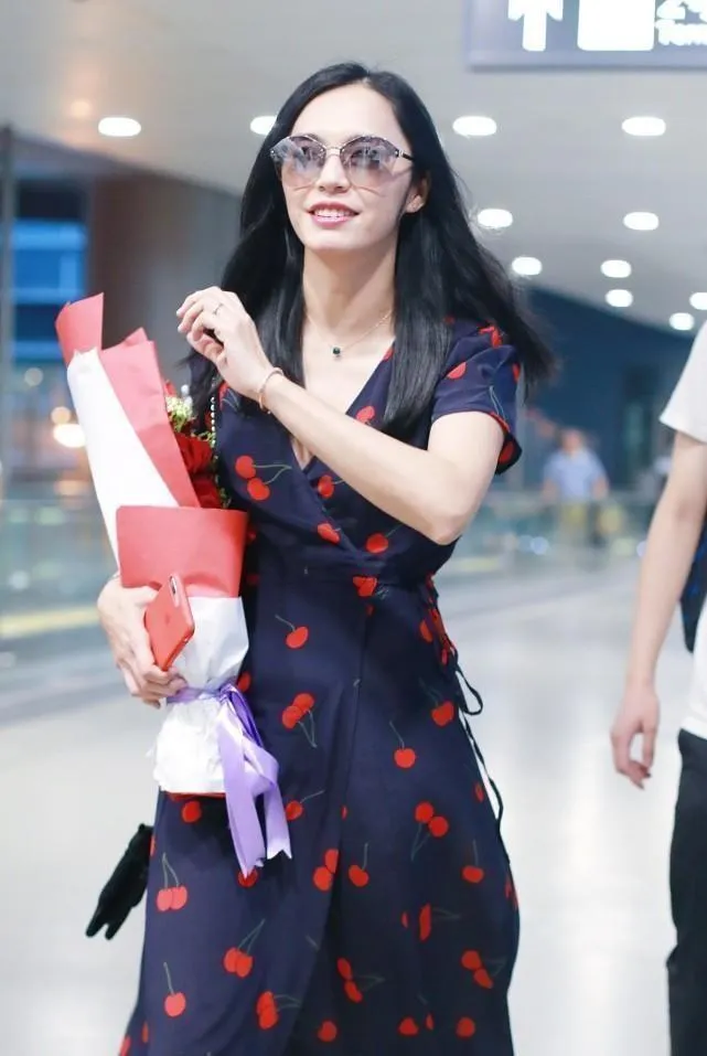 她是最聪明的女明星，长得那么普通，却成为一线女星，如今更是事业稳定，家庭美满，4