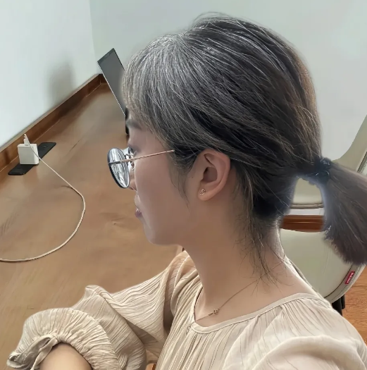 我才30岁不到就长了好多白发，这马上就过年了，到底染不染啊白发姐妹你们染发吗，真