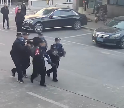 眼泪止不住了！浙江，男子在医院门口突发心脏骤停，5个保安组成人肉担架抬他去抢救！