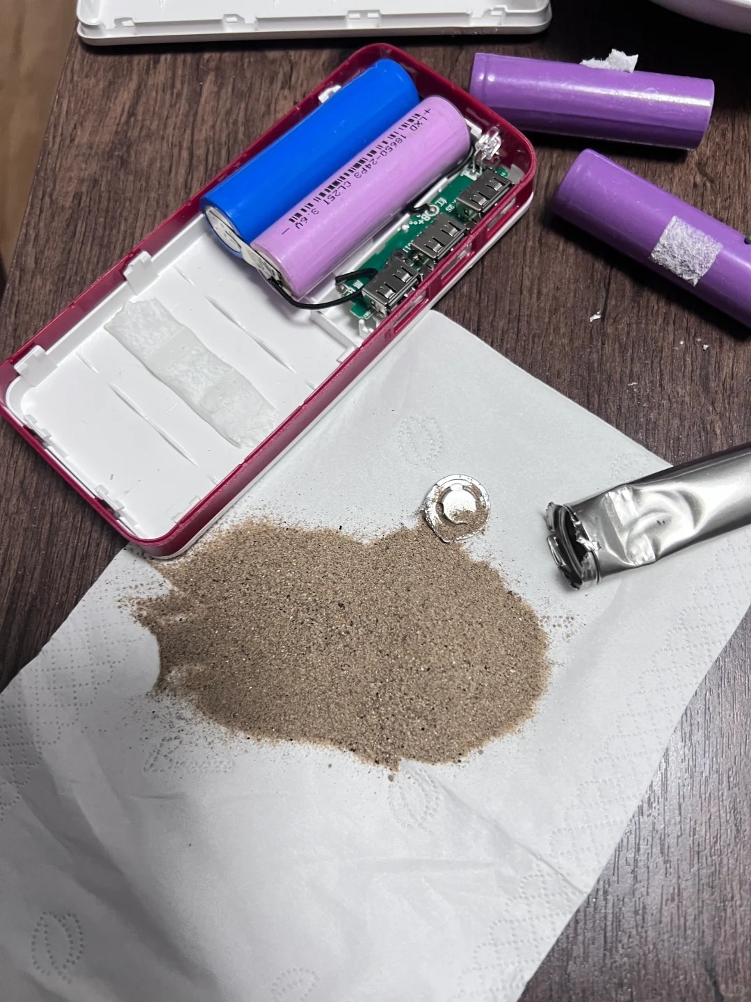 火车站只有火车是真的
在火车站花了30买的充电宝，结果是个吸电宝。充的时候23%
