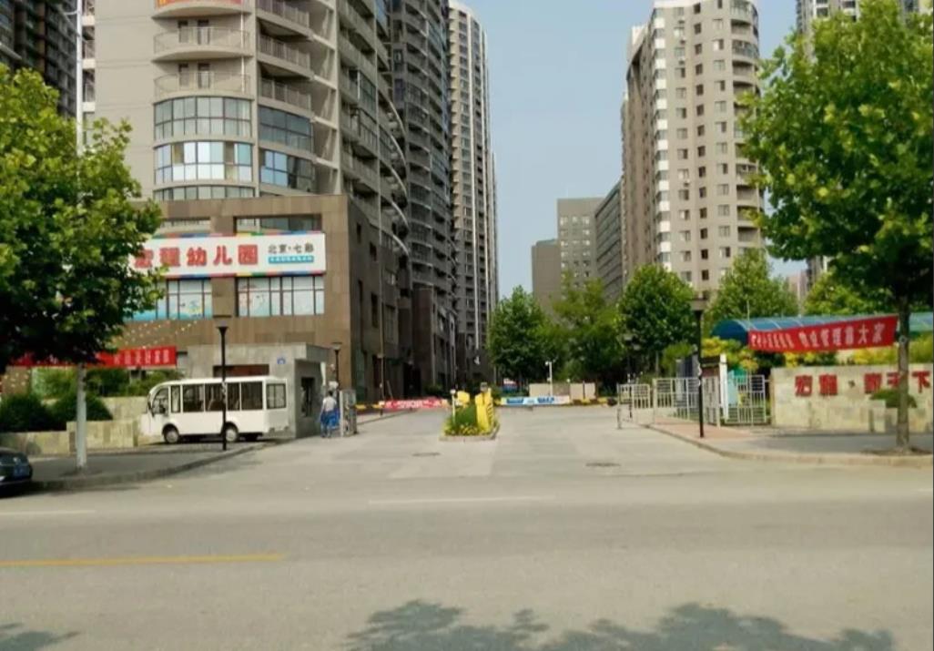 山东青岛，一男子在小区盗窃得手，骑自行车逃跑时，因自行撞上保安亭大门的起降杆导致