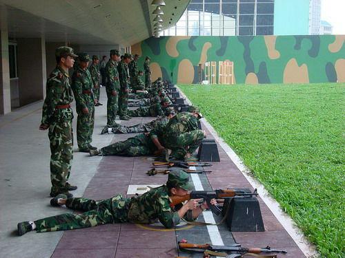 新兵连的时候，旁边的战友打靶，被保障安全的老班长结结实实的一脚给踹翻了。

被踹