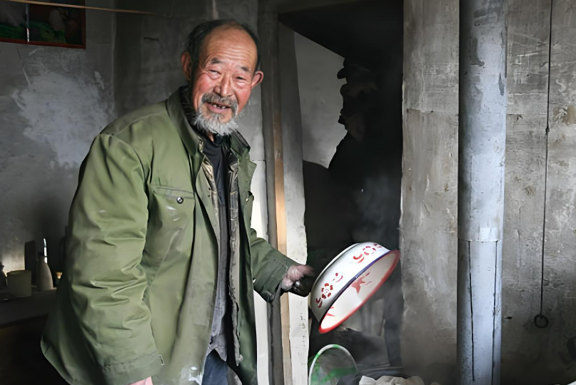 1993年，残障人士执意收养一个女弃婴，并精心照顾她长大，没想到，2016年女孩
