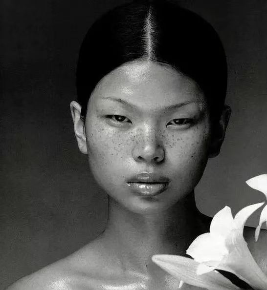 1999年，18岁的吕燕去面试模特，她满脸雀斑，一个男人对她说:“你真漂亮，真好