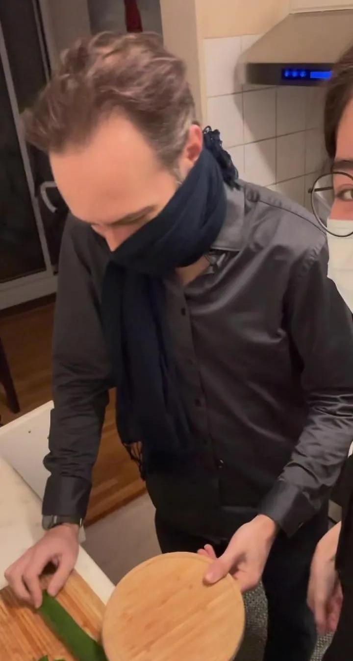 可能是这些原因1
外国人学会拍黄瓜，网友害怕了，可能是这些原因。1.据说韩国人学