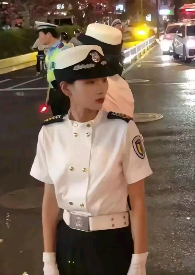 最近，街头多了些穿特别制服的人和交警一起查酒驾、闯红灯。他们制服简洁，妆容精干，