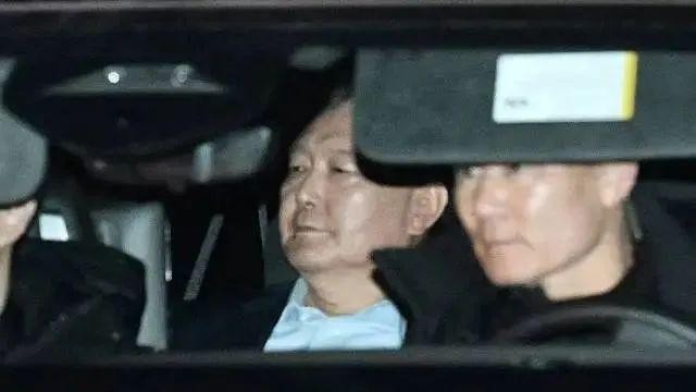韩国总统下台了 群众很高兴

                         