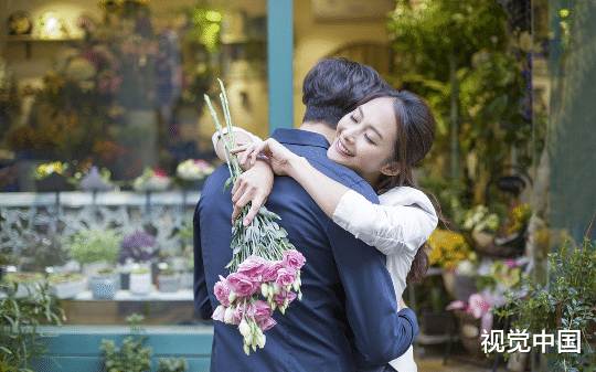 女友嫌贫爱富跟我分手，带着新欢朝我挑衅，看到那个绿了我的男人，我乐了