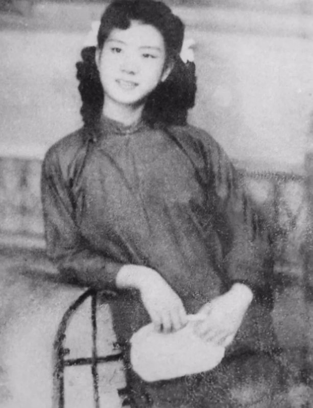 1949年，特务头子毛森抓捕了一个交际花小姐，审讯的时候，毛森用刀划开她的衣服，